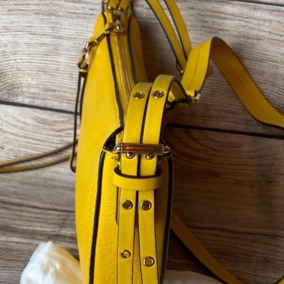 New MICHAEL Michael Kors Camden Small Messenger - Picture 12 of 16